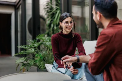 Smiling friends enjoy outdoor conversation in rela 2026 01 08 08 20 08 utc - Anerkjennelse vs. forståelse: hva er forskjellen?