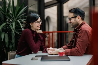Smiling man and woman looking at each other holdi 2026 01 11 11 10 18 utc - Anerkjennelse vs. forståelse: hva er forskjellen?