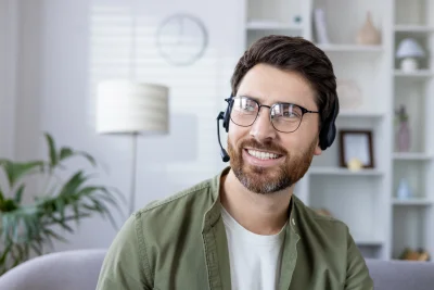 Smiling man with headset enjoying a video call at 2026 01 09 07 20 34 utc - Årsaksanalyse: Hvorfor partnerskap mislykkes og hvordan forebygg...