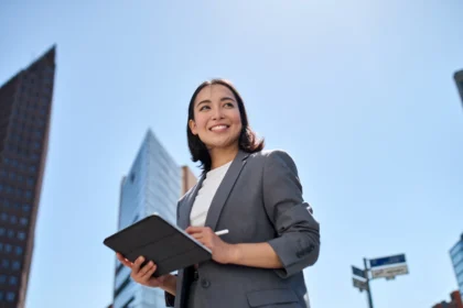 Smiling young asian businesswoman using digital ta 2026 03 18 16 03 17 utc 1 - Åpne data for bedrifter: data.norge og automatisk uttrekk (cu...