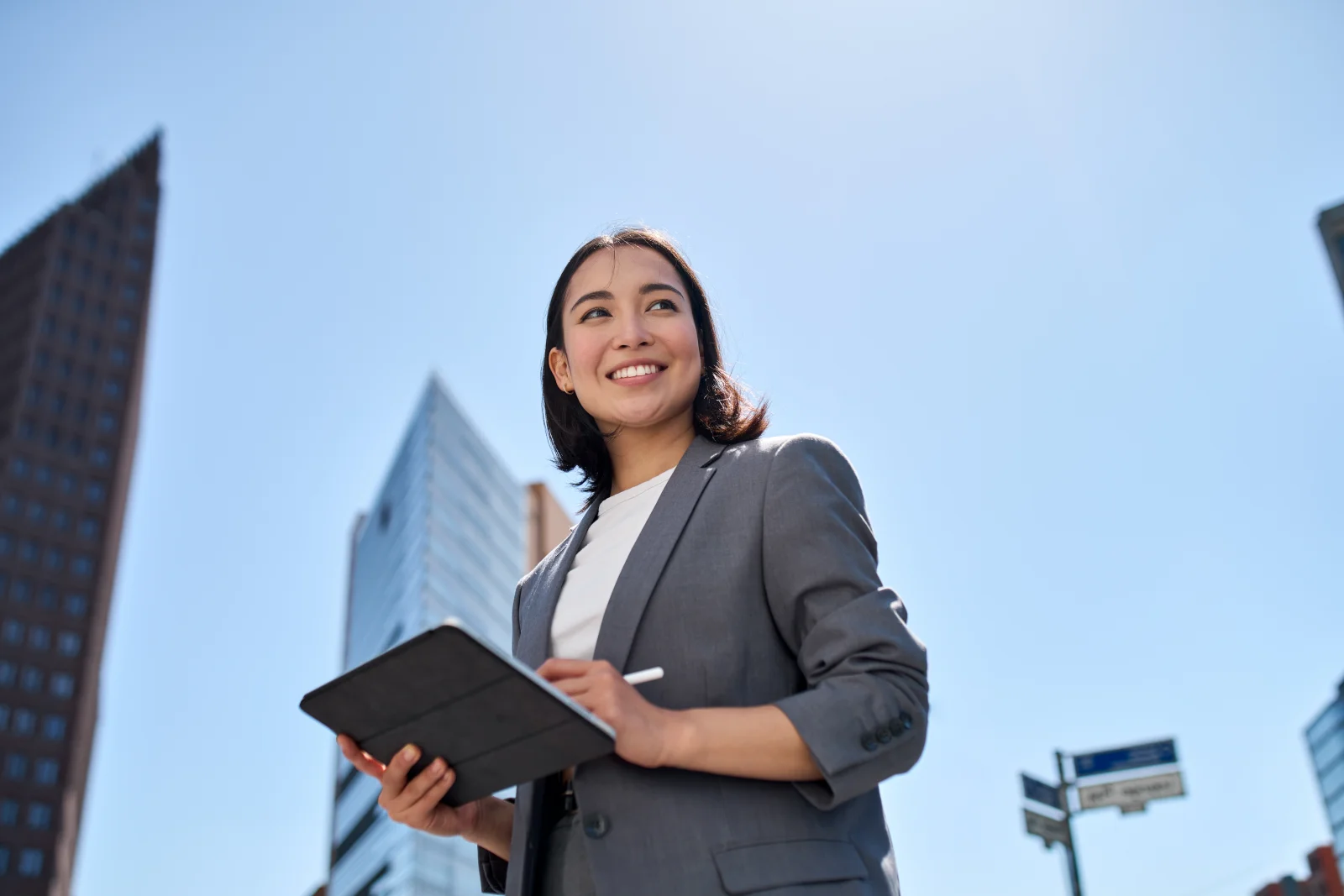 Smiling young asian businesswoman using digital ta 2026 03 18 16 03 17 utc 1 - Åpne data for bedrifter: data.norge og automatisk uttrekk (cu...