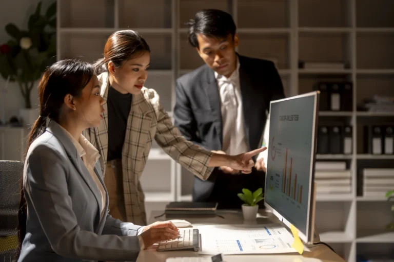 Three people are looking at a computer monitor wit 2026 01 11 10 12 37 utc - Tilskudd, lån eller garanti, hva passer for min bedrift?