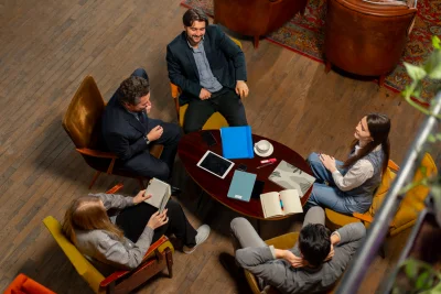 Top shot in large beautiful hall office employees 2026 03 16 00 39 12 utc - Tilskudd, lån eller garanti, hva passer for min bedrift?