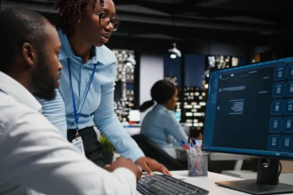 Two black workers interacting with a virtual assis 2026 01 11 10 55 41 utc - Slik skriver du en vinnende søknad til Innovasjon Norge (steg f...