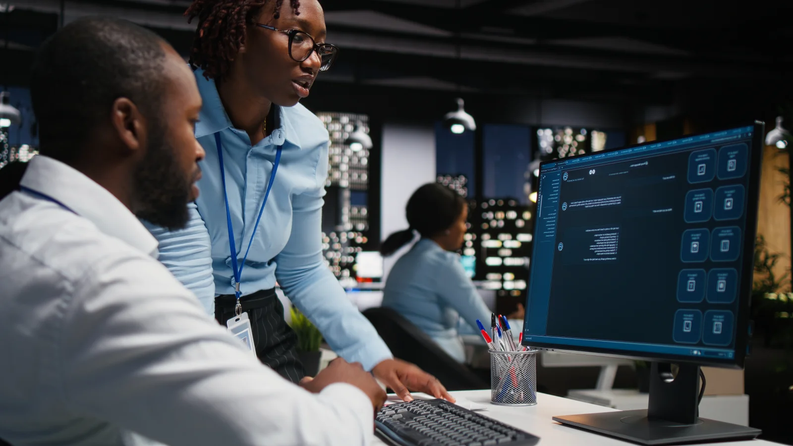 Two black workers interacting with a virtual assis 2026 01 11 10 55 41 utc - Slik skriver du en vinnende søknad til Innovasjon Norge (steg f...