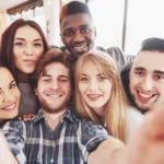 Two boys and four girls drinking making selfie ma 2026 01 09 00 12 26 utc - Kommunikasjon og samhandling: Hvordan roller påvirker samtaler