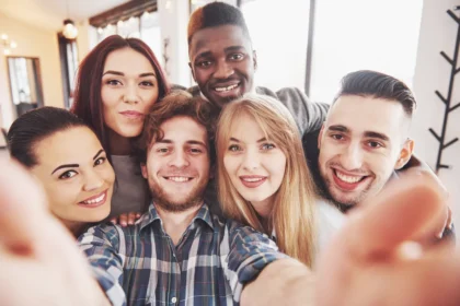 Two boys and four girls drinking making selfie ma 2026 01 09 00 12 26 utc - Kommunikasjon og samhandling: Hvordan roller påvirker samtaler