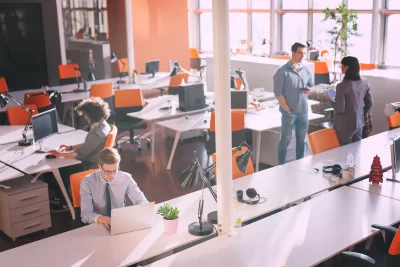 Two business people working with laptop in office 2026 01 07 05 24 22 utc - Slik skriver du en vinnende søknad til Innovasjon Norge (steg fo...