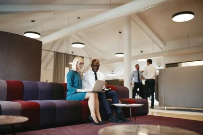 Two diverse office colleagues working online toget 2026 01 05 00 58 09 utc - Komplett guide: Alle støtteordninger fra Innovasjon Norge (tils...