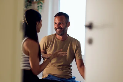 Two friends engaging in a conversation indoors wit 2026 03 08 23 01 16 utc - Kommunikasjon og samhandling: Hvordan roller påvirker samtaler