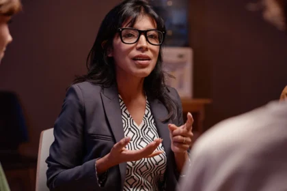 Woman running group psychotherapy 2026 01 09 00 46 17 utc - Hvordan starte et AS, steg‑for‑steg (inkl. sjekkliste og tidslinje)