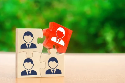 Wooden puzzles with the image of workers 2026 01 08 23 12 46 utc - Hva er en rolle? Plikter, rettigheter og forventninger