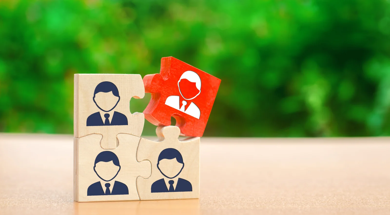 Wooden puzzles with the image of workers 2026 01 08 23 12 46 utc - Hva er en rolle? Plikter, rettigheter og forventninger
