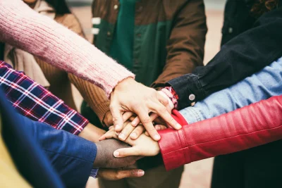Young group of people stacking hands outdoor foc 2026 01 11 08 10 43 utc - Tillit og trygghet i kommunikasjon