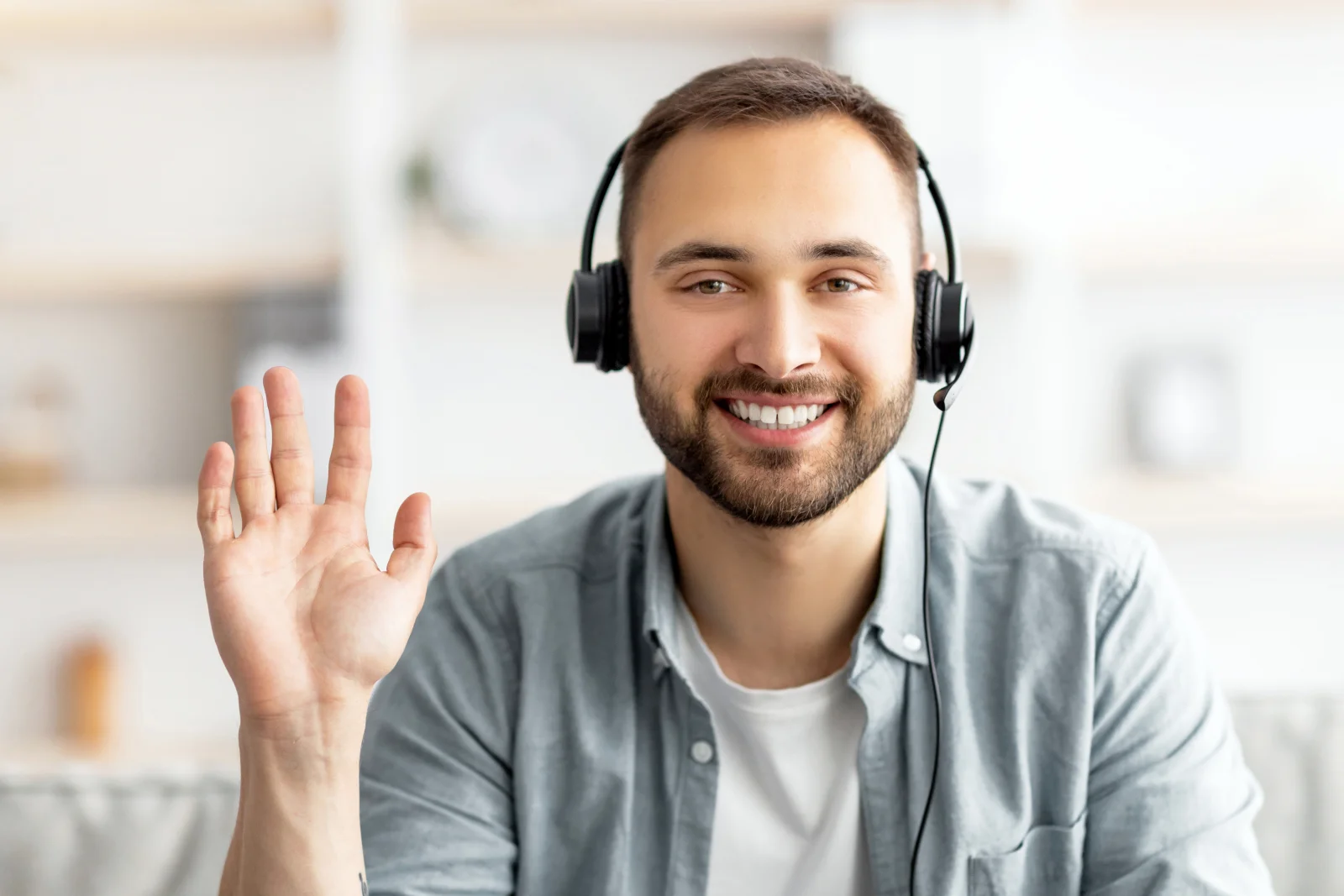 Young guy wearing headphones waving hand at webca 2026 01 08 23 25 33 utc - Samordnet registermelding: Slik registrerer du en ny virksomhet...