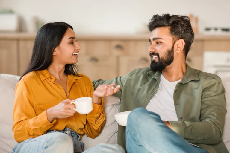 Young hindu couple chatting over coffee at home s 2026 01 08 23 06 24 utc - Kommunikasjon som styrker samarbeid og gode relasjoner