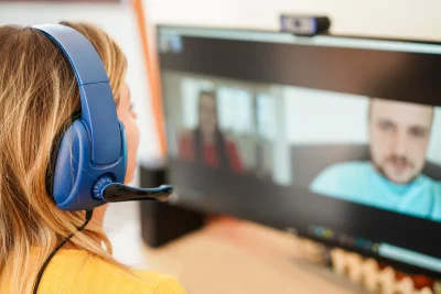 Young woman having a discussion meeting in video c 2026 01 11 08 11 29 utc - Tilgangsstyring i Altinn: Tilgangspakker, roller og delegering...